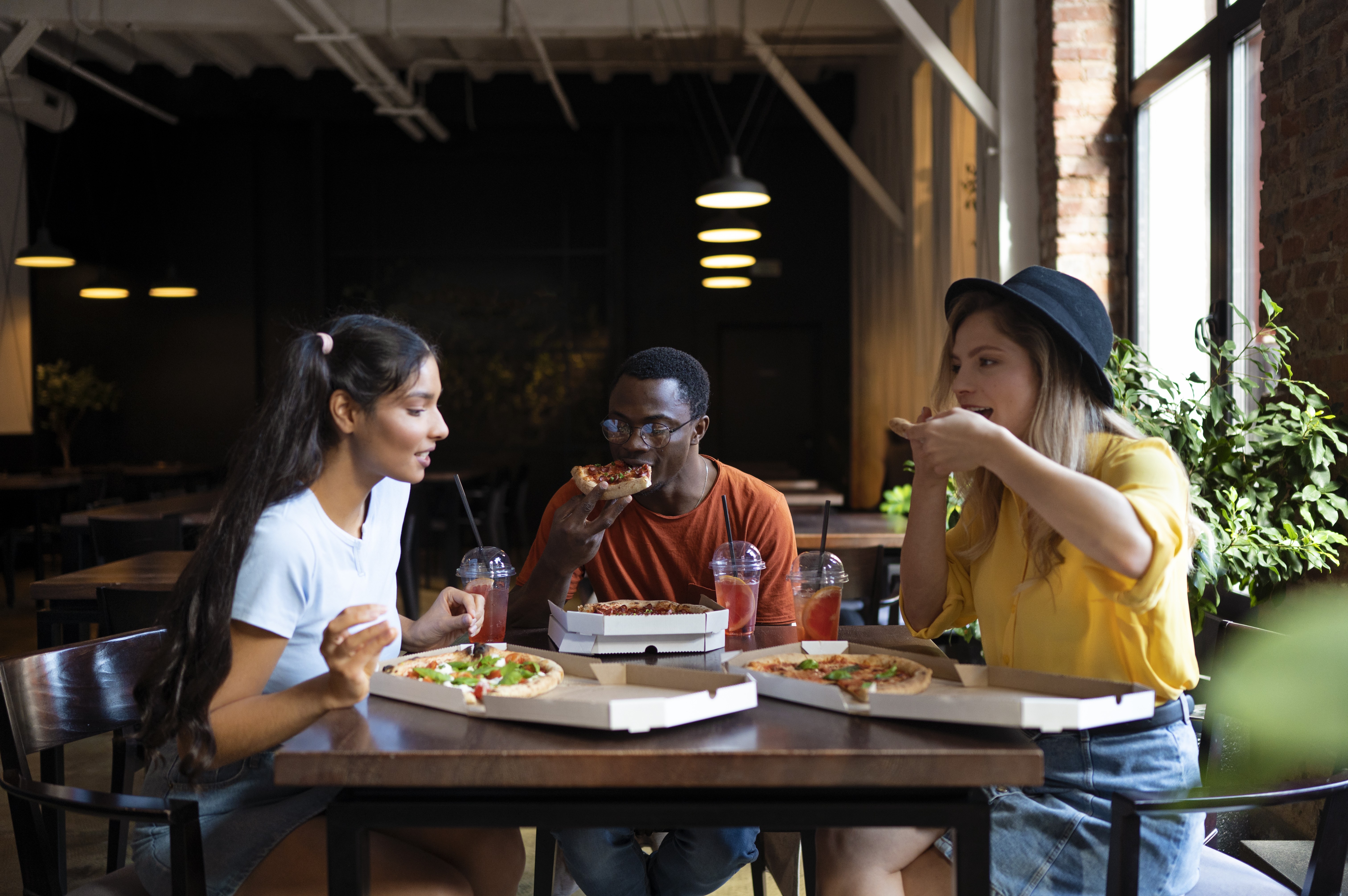 What to Check Before Ordering from a Fast Food Restaurant in Lahore